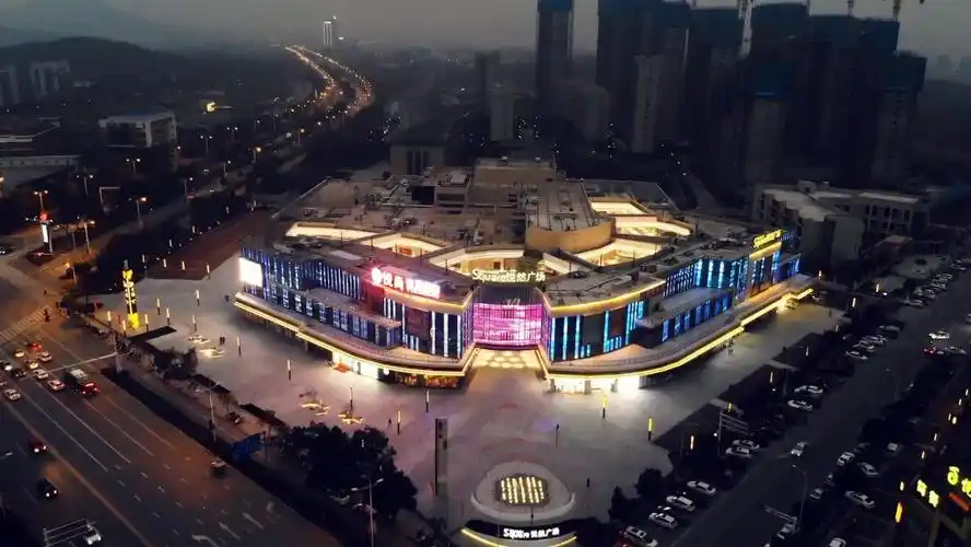 美的悦然广场实拍图建筑的灵魂在于与生活的共处,产品的营造更显