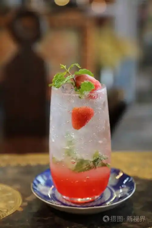 木质背景草莓莫吉托鸡尾酒饮料