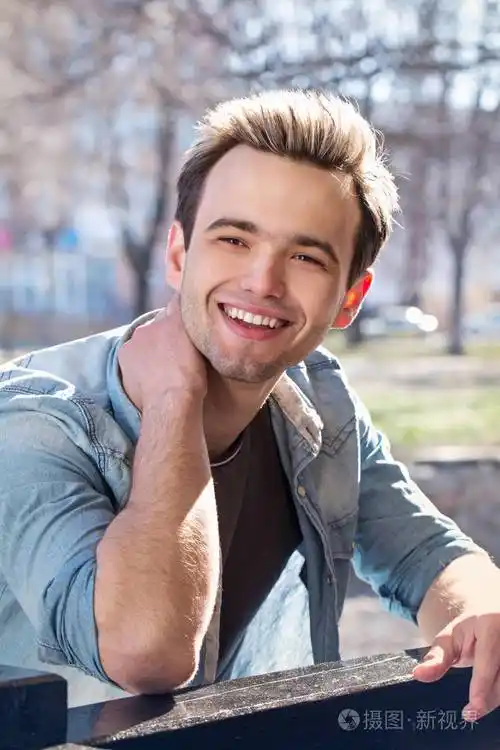 年轻英俊的男子笑容灿烂