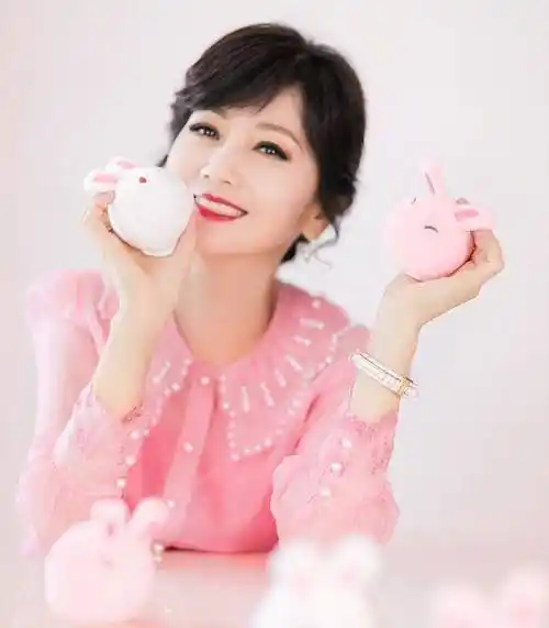 64岁赵雅芝近照太惊艳,手拿公仔嘟嘴卖萌,身着娃娃领上衣嫩出水_女神