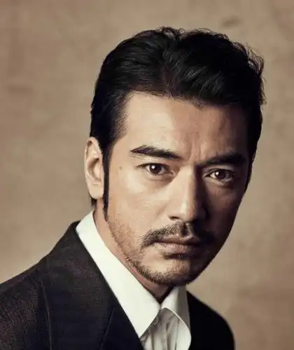 娱乐圈中留上胡子后,变得更有魅力的男星,有你喜欢的人吗?_金城武