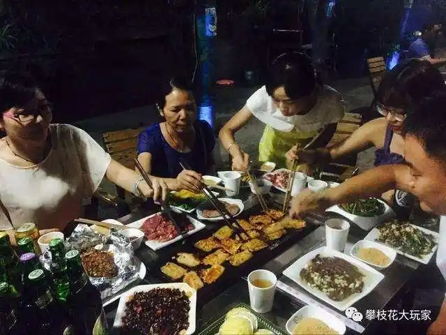 友人聚会,吃烧烤,喝啤酒,度夏夜暑宵- 诗:寥廓山人- 图片来源:《百度.