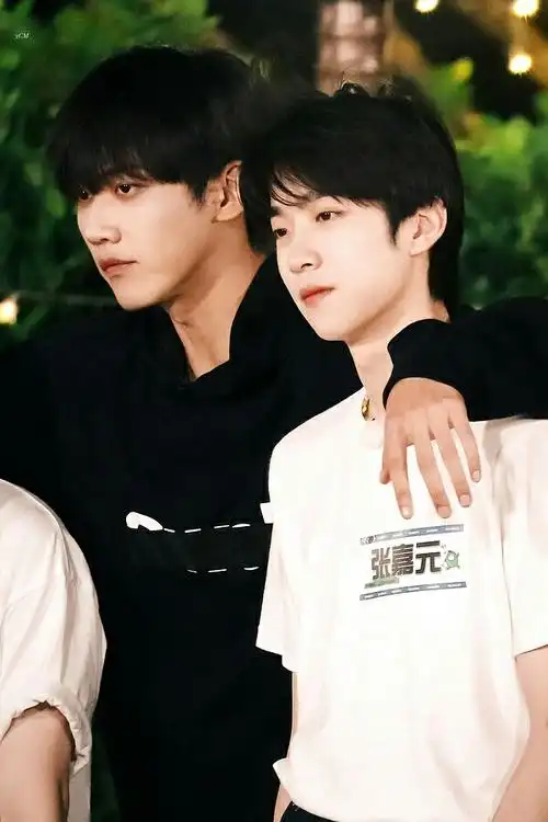 求张嘉元周柯宇美图