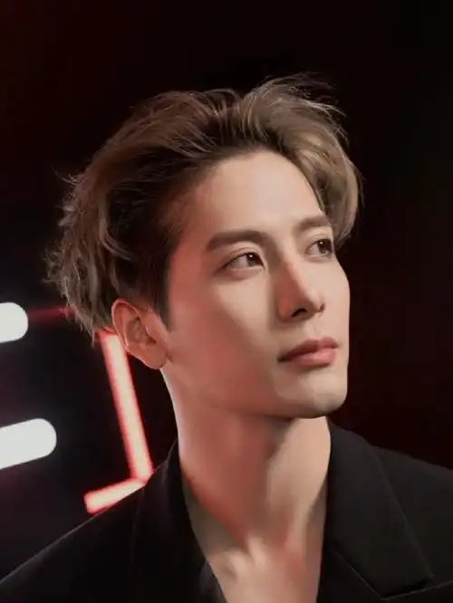 王嘉尔这样的发色也太好看了～👤北京染发✔️发型做对了真的很