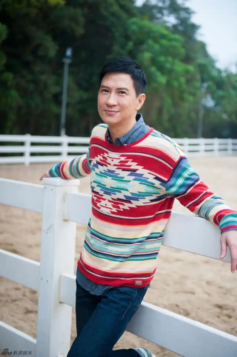 看硬汉,喜剧之王,不老男神,张家辉介绍自己"渣渣辉"怎样扳回一局_杨紫