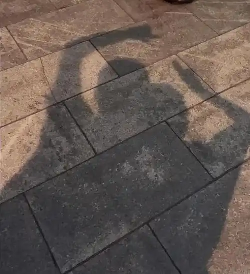 丁佳敏和周公子订婚后续:压马路比心秀恩爱,网友在线起广告词