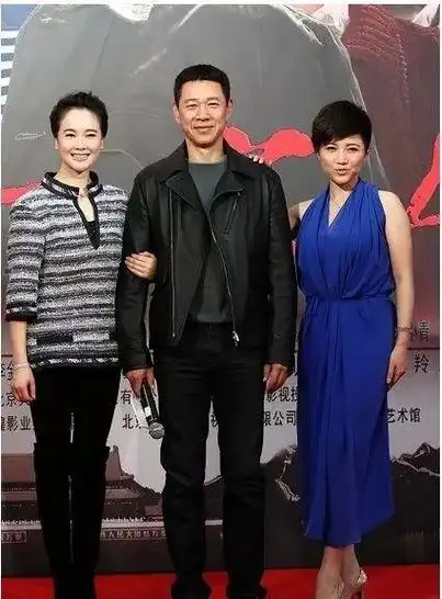 不过张丰毅对二婚妻子霍凡却非常的体贴疼爱,尽管两人结婚28年都没有