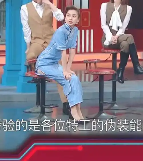 angela baby 王牌对王牌,高开叉旗袍,感觉白色底裤走光了