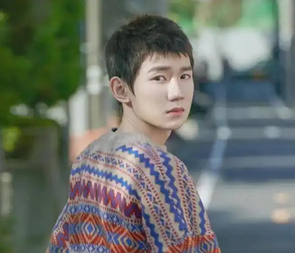 以前的王源不管什么造型都喜欢搭配比较乖巧的齐刘海短发,加上那时候