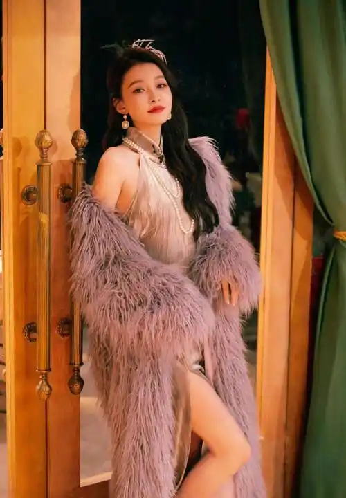 孙怡穿高开叉紫色旗袍秀长腿 香肩半露 性感撩人 美艳绝伦_氛围_民国