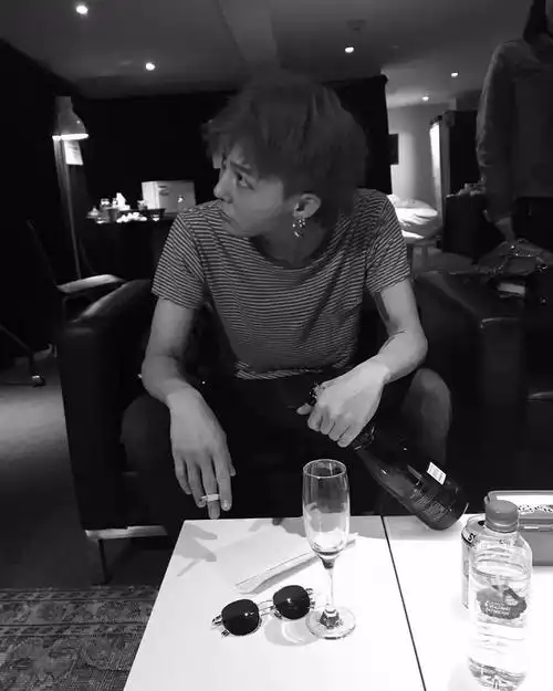 [bigbang][新闻]170927 自带萌点的男人 gd抽烟喝酒也是个小可爱