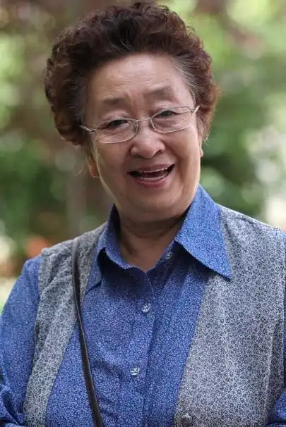 怎么去揣摩角色,怎么去打磨角色,而母亲彭玉也去指导赵玲琪怎么去演戏