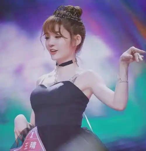 她和杨超越算是节目里颜值最高的练习生,王一博都称赞她长得可爱,但没