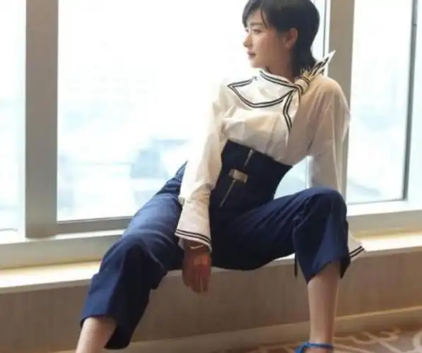 万茜的"亚洲蹲"太惊艳了,不要忽略了她的大长腿,一点不输超模|她的