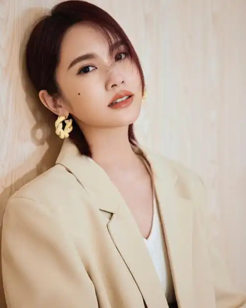 杨丞琳全新look释出 穿米黄色西装随性有型