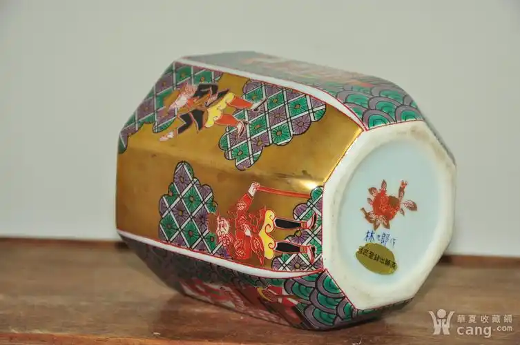 拍品描述 日本有田烧名家林九郎作品,尺寸;高9.2厘米 直径8.