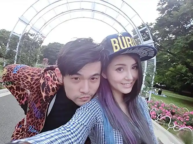 回顾昆凌嫁大14岁周杰伦婚后连生三胎如今一家五口其乐融融