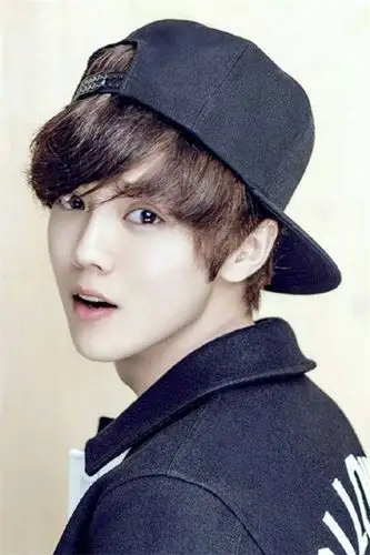 鹿晗身着一席牛仔外套,反戴着纯色棒球帽,回眸一笑,整一个超级无敌小