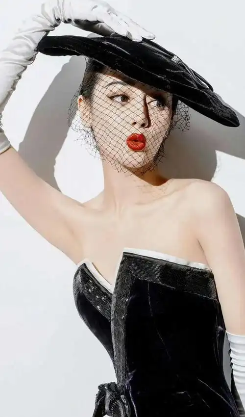 迪丽热巴的肩颈线不仅成为了热门的话题也成为了她的代表性特征