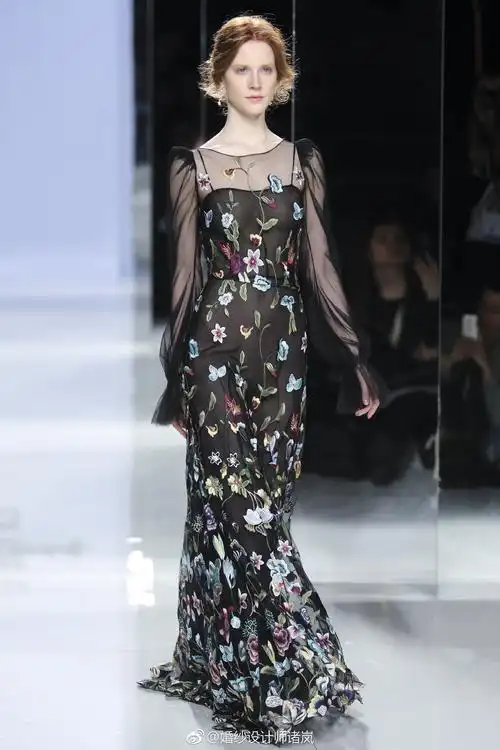 carlaruiz2019巴塞罗那婚纱周大秀十透视的绣花蕾丝面料加点亮