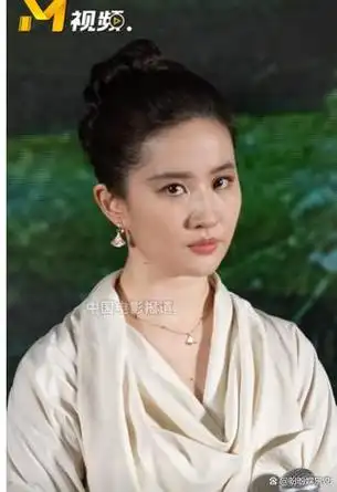 36岁刘亦菲亮相新作首映,膀大腰圆太臃肿引热议,网友目测110斤