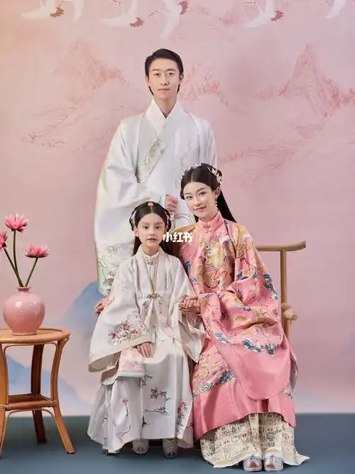 汉服全家福想和你一起等下一个天亮