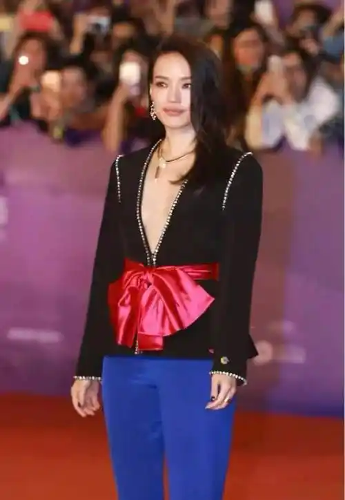 原创冯德伦也不管管舒淇大尺度真空穿西装太奔放穿条蓝裤更尴尬