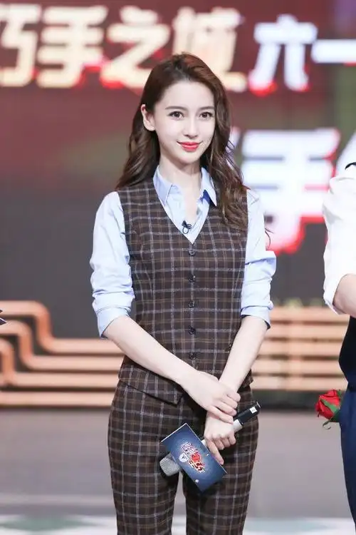 168cm杨颖和167cm杨幂同样搭配马甲造型气质风格差距大