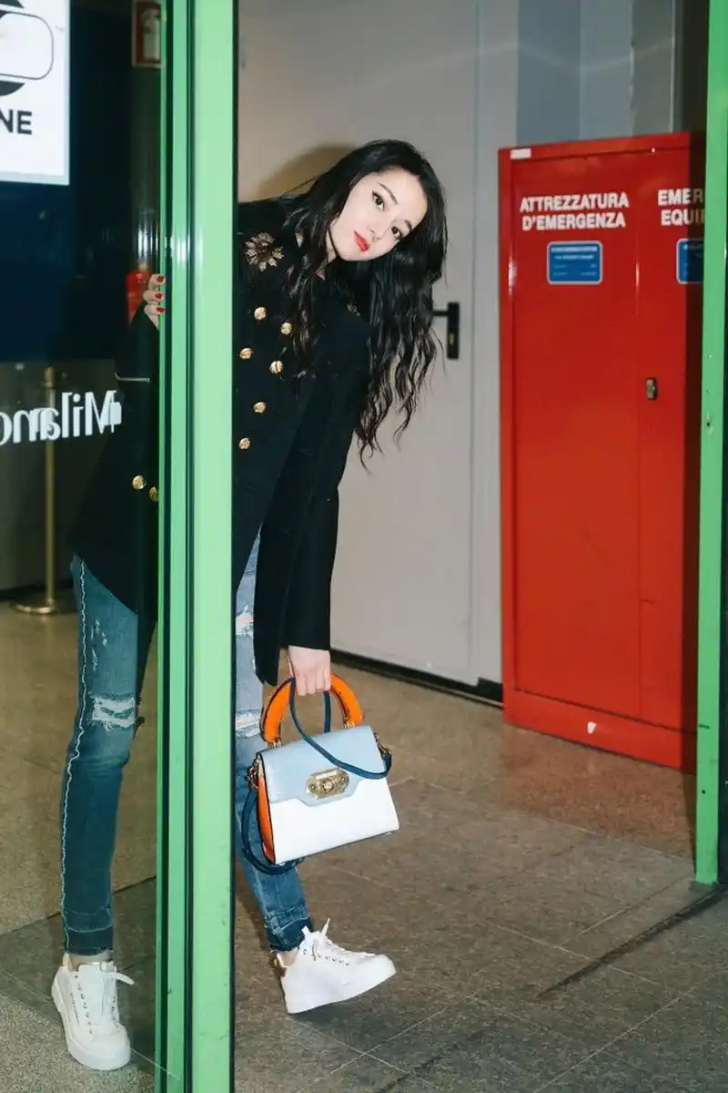 迪丽热巴米兰之行收官现身机场嘟嘴比v俏皮动感