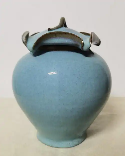 钧窑天青釉荷叶型盖罐