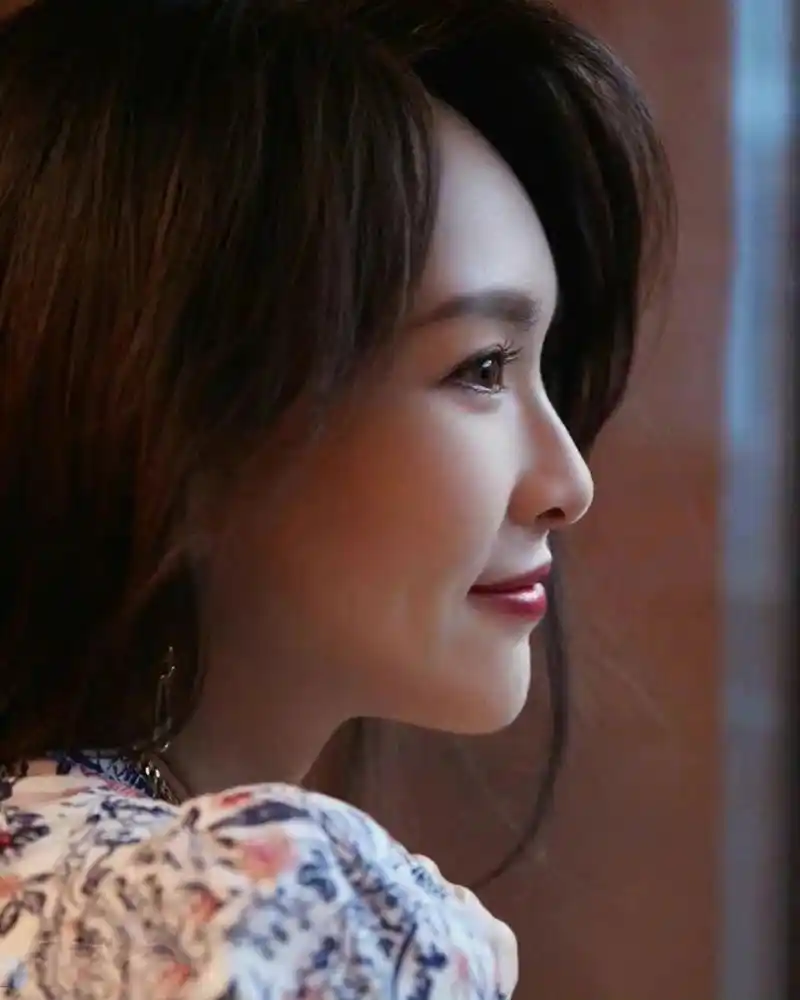 唐嫣# 身穿碎花泡泡袖连衣裙,清纯妩媚,甜美可爱,优雅端庄,微微一笑