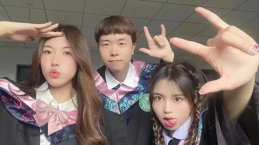 毕业季三人自拍合照怎么拍一