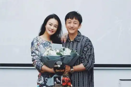 直到最终,他们始终坚持不懈,才迎来了他们走入婚姻殿堂的时刻.