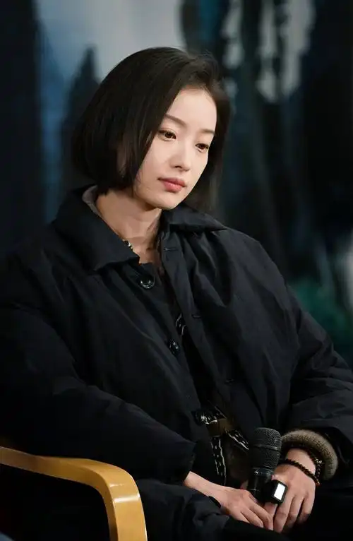 热播电视剧《流金岁月》中,她是明艳动人,倾倒众生的朱锁锁;热映电影