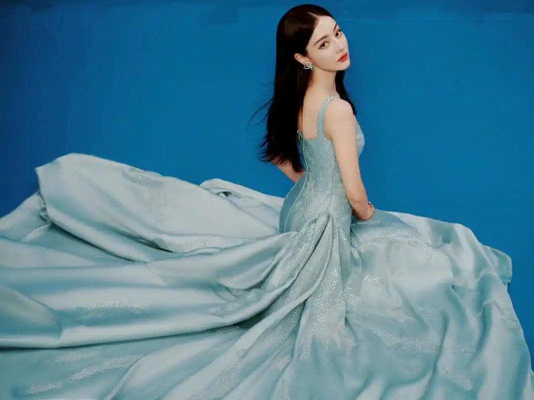 迪丽热巴出席活动最新造型,身穿一袭julien fournié高定礼服,精美的