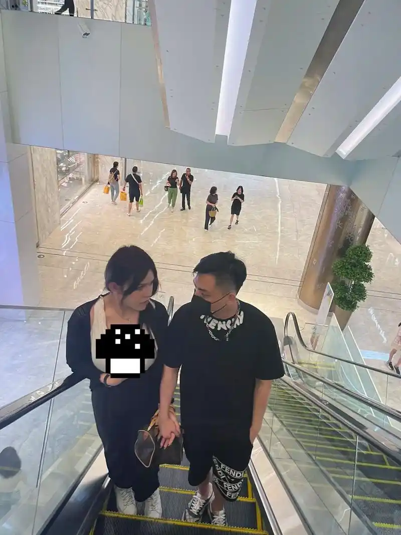 当然要和最爱的人拍很多很多牵手照啦@珍妮佛梓07 #比美照更 - 抖音