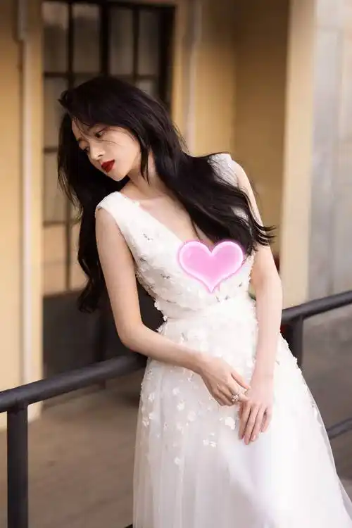 同是寡淡脸转型港风,周冬雨土妞变霸总,鞠婧祎堪称"改头换面"_胡冰卿