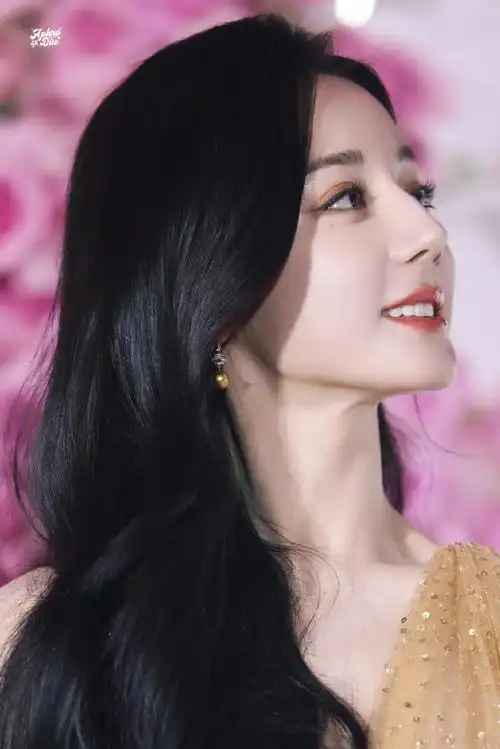 迪丽热巴神图又增加了##迪丽热巴轻纱拖地裙