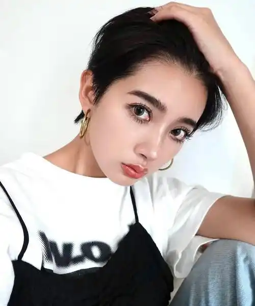 帅气中分女士短发,一看就不一样,喜欢就试试_发型_女性_魅力