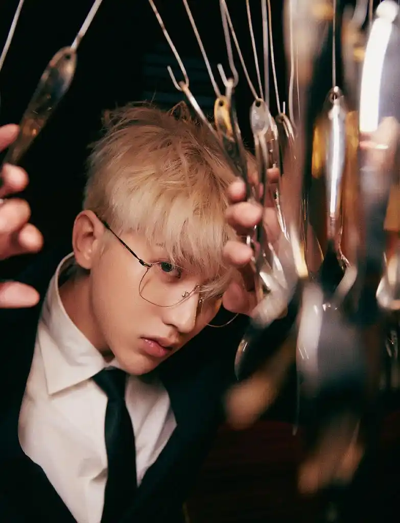 撕漫男!蔡徐坤戴银丝眼镜显斯文 对镜上演"眼神鲨"狙击人心