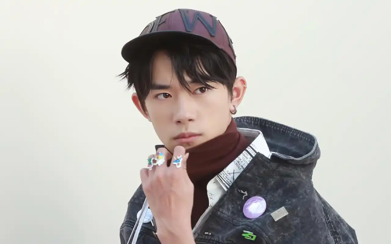 易烊千玺帅气写真高清图片桌面壁纸