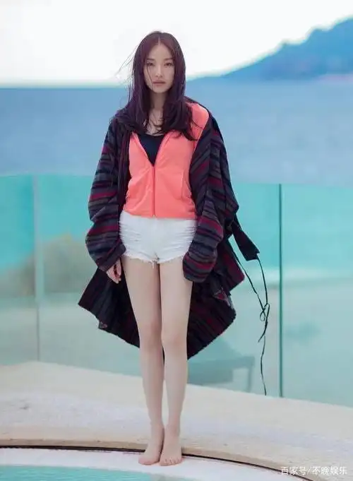 倪妮青春靓丽气质清新短裤完美秀出大长腿