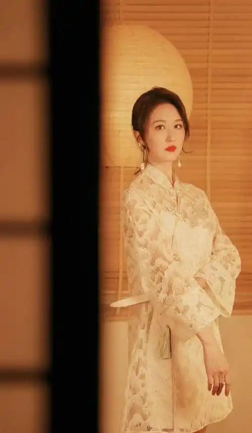 张雯经典美照_笑容_连衣裙_感觉