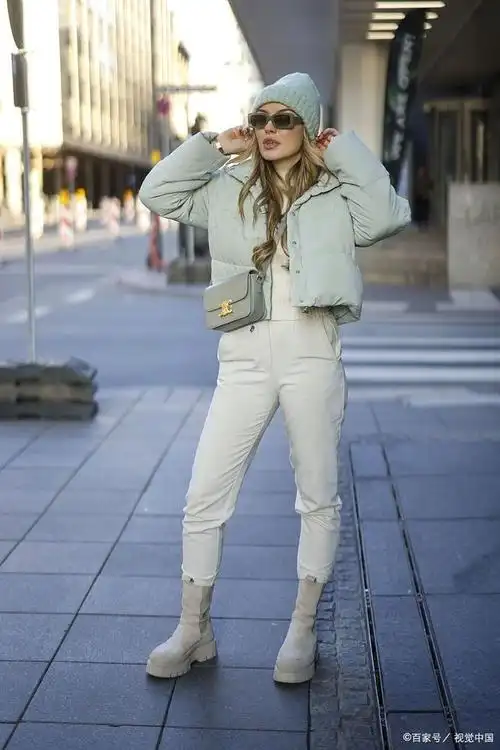 学姐教穿搭:女生白色马丁靴怎么搭配衣服?