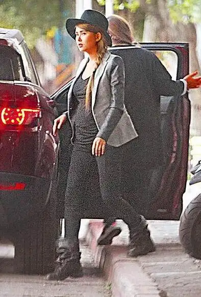 昆凌孕肚超明显 周杰伦骑摩托伸手戏娇妻(图)