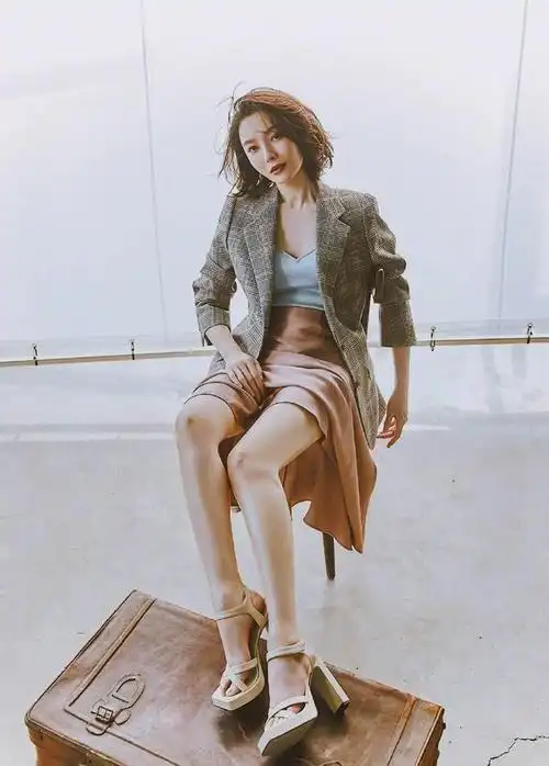 陈数穿西装也撩人丝绸吊带配西装很性感加低位马尾更显气质