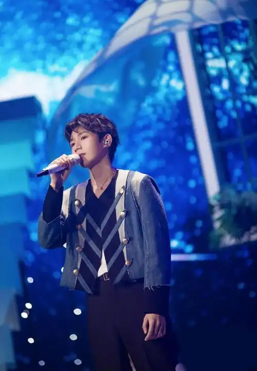 颈间小珠子项链更显得精致而且矜贵,而蓝色的绑带小西装,衬托出王源