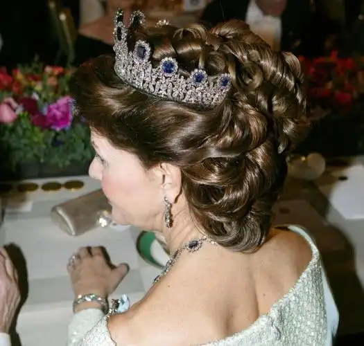 真羡慕!瑞典王后的发量真丰厚,各种花样盘发轻松hold住