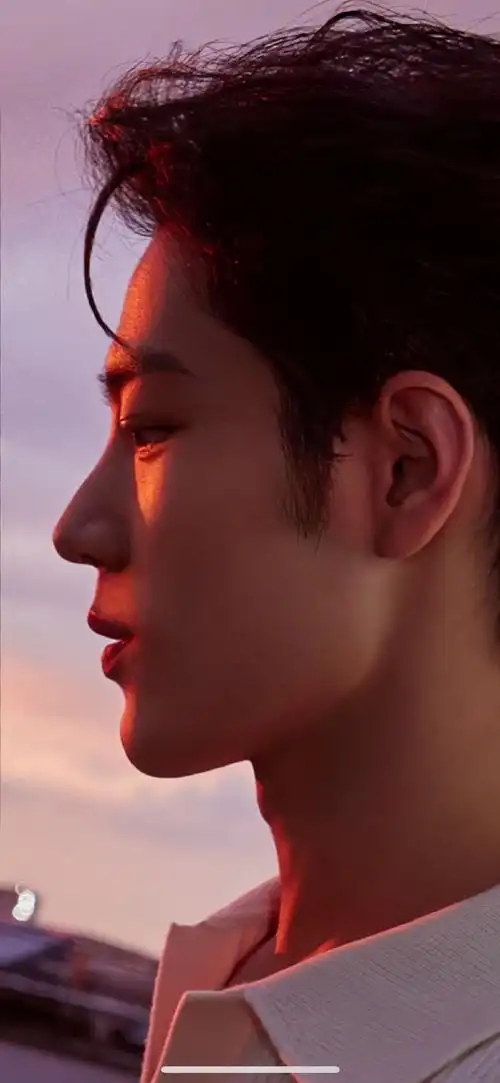 肖战工作室是懂安慰的##肖战#  白色毛衣好温柔,居家老公!