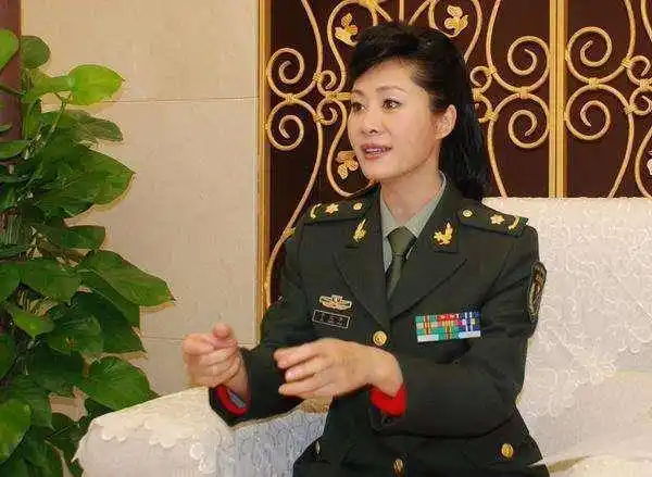 于文华出镜容颜精致满面红光,二婚被老公宠成公主,网友:嫁得好_李凡